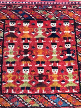 An exceptional Qashghayi bag face about 100 years,very unusuall design,in a mint condition,one moth spot,51x50 cm,pls not to hesitate to ask me any question.shipment from Munich-Germany       