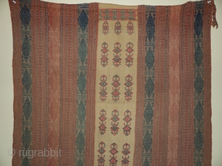 Indonesie Shawl, Timor, cotton. First quarter 20th century; central panel; good condition and fine embroidery.
Size; 200x 98 cm               