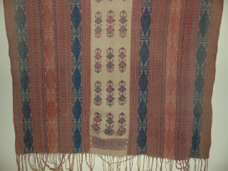 Indonesie Shawl, Timor, cotton. First quarter 20th century; central panel; good condition and fine embroidery.
Size; 200x 98 cm               