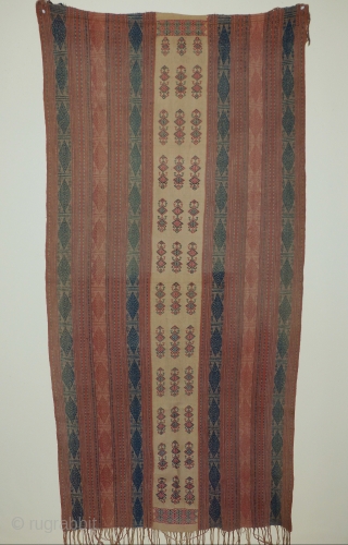 Indonesie Shawl, Timor, cotton. First quarter 20th century; central panel; good condition and fine embroidery.
Size; 200x 98 cm               
