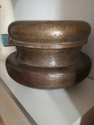 An antique copper bowl with 30 cm h and 40 cm w in used condition. Fantastic style.                