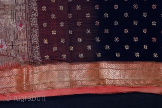 • PAITHANI SAREE •

Traditionally, Paithani sarees were part of the trousseau of every Maharashtrian bride.
Its a result of a painstakingly complex process of weaving and dyeing.

This hails from Maharashtra, India.   
