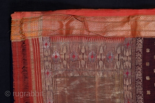 • PAITHANI SAREE •

Traditionally, Paithani sarees were part of the trousseau of every Maharashtrian bride.
Its a result of a painstakingly complex process of weaving and dyeing.

This hails from Maharashtra, India.   