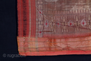 • PAITHANI SAREE •

Traditionally, Paithani sarees were part of the trousseau of every Maharashtrian bride.
Its a result of a painstakingly complex process of weaving and dyeing.

This hails from Maharashtra, India.   
