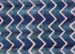 • LEHERIYA - WAVE OF COLOUR •

Tie and Dye Muslin(Cotton) Odhna, tri colour leheriya pattern with indigo base. Diagonal stripes created through this technique looks engaging in brilliant colour combinations. This Odhna  ...