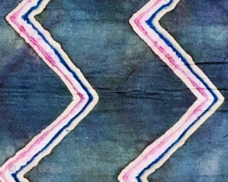• LEHERIYA - WAVE OF COLOUR •

Tie and Dye Muslin(Cotton) Odhna, tri colour leheriya pattern with indigo base. Diagonal stripes created through this technique looks engaging in brilliant colour combinations. This Odhna  ...
