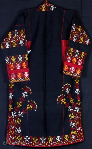 • CHYRPY •

This coat-veil (chyrpy) was often in cotton, embroidered with rows of stylised flowers, and among the Tekke its colour indicated the age of the weavers. Black is for a young  ...