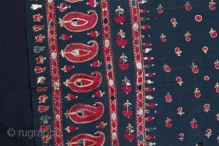 • TWINKLING BLACK •

This black Odhna hails from Gujarat.

This pretty black red combination is just gorgeous.
Twinkles and shine when seen from a distance.
Mirrors in the middle gives it a sparkling look.
Cotton fabric  ...