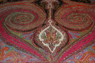 Exceptional 1850s indian Pieced shawl, Rare 200/200 cm size, very nice colours, fine embroidery, a collection piece                