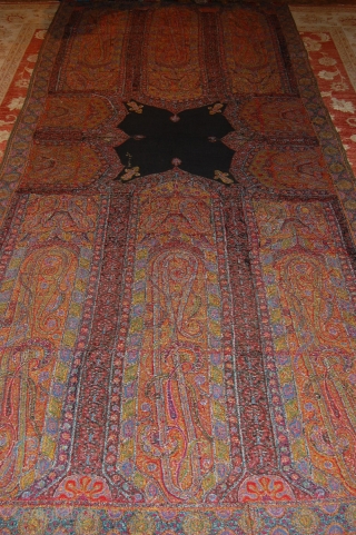 exceptional indian long shawl, in Mint condition, fresh colours are fine embroidery, end of 19th century.                 