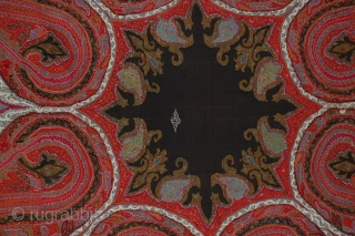 Spectacular piece, Antique Pieced shawl Great condition, very nice colour and very fnie piece, the size is 170/170.               