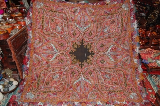 Spectacular piece, Antique Pieced shawl Great condition, very nice colour and very fnie piece, the size is 170/170.               