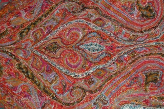 Spectacular piece, Antique Pieced shawl Great condition, very nice colour and very fnie piece, the size is 170/170.               