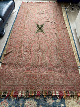 Beautiful old French shawl end of 19th century in good condition                      