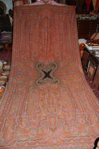 Beautiful 1850s french paisley shawl in great condition, very fine weaving, unusuel center                    