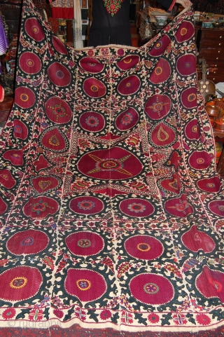 beautiful old end of 19th century suzani, in good condition, very long size more than 3meters long, very fine embroidery and beautiful colours          