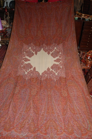 Spectacular French Pailsey shawl in great condition, very fine weaving and beautiful colours, very nice white center.                