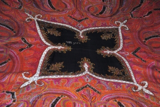 Exceptional Indian Pieced shawl, Hand embroidered, great condition, very nice designe and fresh colours, the size is about 190/190.              