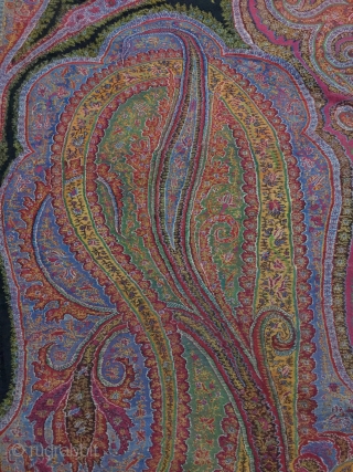 Exceptional Indian Kani embroidery shawl, 19th century's great condition, very fineness work and beautiful colors                  