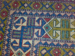 20th cen.rug with double-ended arrows in a central medallion                        
