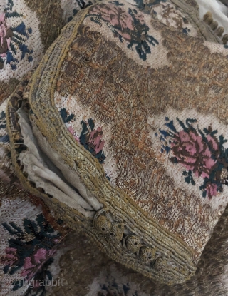 Kaftan Fez Fes Morocco
Gold metal thread with silk
Silk linen
151x84
Great condition
Heavy piece