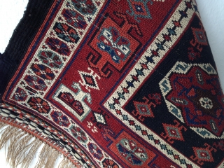 Waramin bagface - Antique - late 19h century 

*good wool and nice colours
*two very small repairs on the sides

Size: 55 x 45 cm
 

         