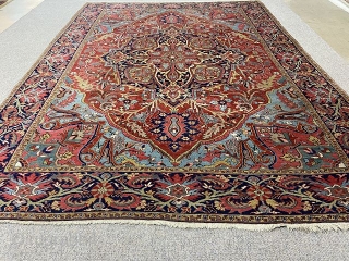 Antique Heriz Rug 400x295 cm circa 1920's.Beautiful colors,in a good condition!                      