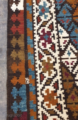 Authentic kilim from ARDAQ village of Qazvin province
Have a touch of shahsavans in it
Whites and blues are cotton , excellent  condition,fringes are originally plumbed 
Circa 1950,measurements  425*115 cm   