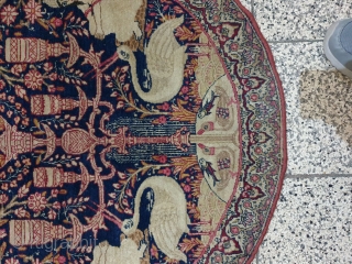 Extraordinary round rug from kerman 
Dimension : 90 * 87 cm , excellent condition
Aged over 100 years old               