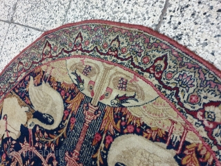 Extraordinary round rug from kerman 
Dimension : 90 * 87 cm , excellent condition
Aged over 100 years old               