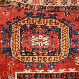 Ref 1352 Bergama circa 1800. 5'3 x 5'4 - 158 x 162
Condition is fair to good but outside border is missing            