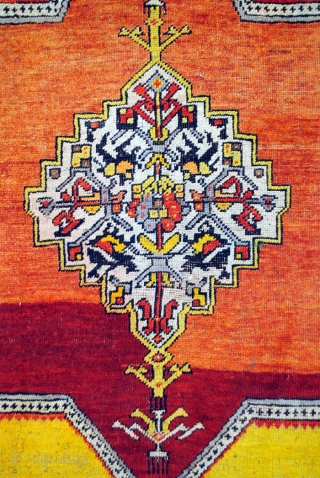 Prayer rug, Anatolia, rare yellow color, 100 - 120 years old. 
157 x 105 cm.                  