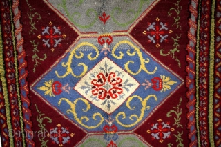 KVT rug, Koningklijke Vereenigde Tapijtfabrieken. 
Deventer. 
Machine made but also hand knotted carpets of high quality were wade here. 
around 1900. 
Hand knotted rug. 
140 x 87 Cm. 

    