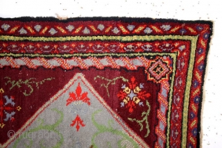 KVT rug, Koningklijke Vereenigde Tapijtfabrieken. 
Deventer. 
Machine made but also hand knotted carpets of high quality were wade here. 
around 1900. 
Hand knotted rug. 
140 x 87 Cm. 

    