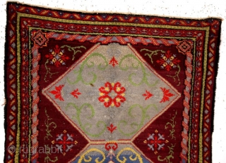 KVT rug, Koningklijke Vereenigde Tapijtfabrieken. 
Deventer. 
Machine made but also hand knotted carpets of high quality were wade here. 
around 1900. 
Hand knotted rug. 
140 x 87 Cm. 

    