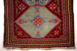 KVT rug, Koningklijke Vereenigde Tapijtfabrieken. 
Deventer. 
Machine made but also hand knotted carpets of high quality were wade here. 
around 1900. 
Hand knotted rug. 
140 x 87 Cm. 

    