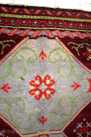 KVT rug, Koningklijke Vereenigde Tapijtfabrieken. 
Deventer. 
Machine made but also hand knotted carpets of high quality were wade here. 
around 1900. 
Hand knotted rug. 
140 x 87 Cm. 

    