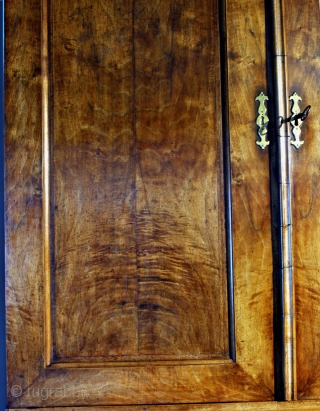 English Georgian top desk, 1780. Walnut on oak. high 248 Cm. wide 114 Cm. deep 60 cm. 
In very good condition. 
Original locks and key. 
It is in 2 parts. 
Estimated shipping  ...