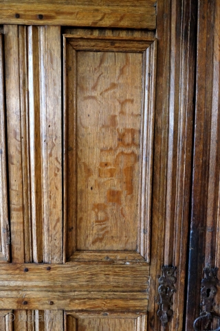 filing cabinet, 16th century. 

the original interior has largely been removed.
Beautiful blond quarter sawn oak.
No locks.

the supports are on the outside. This is a Dutch piece of furniture, but you sometimes see  ...