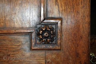 Dutch 1780 - 1785 Kabinet. 
Below 3 drawers, above 2 doors. Behind the doors 3 small drawers and 4 shelves. 
Original to store the, in the time,  precious linen.
Oak wood. 'open'  ...