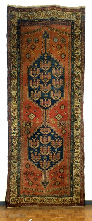 Kurdish carpet, Kelardasht, Hamadan area, 300 x 120 Cm. 
Nice abrash, firm knotted meaty rug, good condition. 
Small symbols of Simorgh, the mythical fire bird- see details. 

Age I quess 1930 -  ...