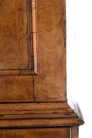 Dutch cabinet, 18th century. Beautiful burr walnut on oak.
Two doors above, the lower cabinet four  drawers. beautiful interior.
The cabinet can be disassembled for transport.
high 225 Cm wide 165 deep 58 cm.  ...