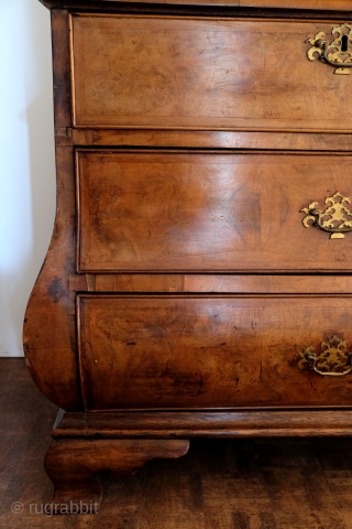 Dutch cabinet, 18th century. Beautiful burr walnut on oak.
Two doors above, the lower cabinet four  drawers. beautiful interior.
The cabinet can be disassembled for transport.
high 225 Cm wide 165 deep 58 cm.  ...