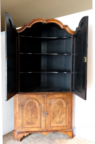 Beautiful burr walnut on oak corner cabinet, Dutch 18th century, four doors. In 2 parts. 
high 225 cm. wide 130 cm. needs a wall of 80 cm. 
Transport possible to most European  ...