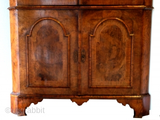 Beautiful burr walnut on oak corner cabinet, Dutch 18th century, four doors. In 2 parts. 
high 225 cm. wide 130 cm. needs a wall of 80 cm. 
Transport possible to most European  ...