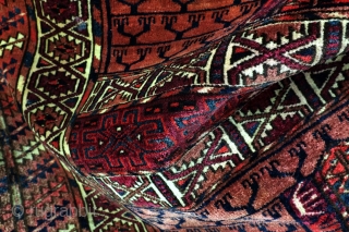 Tekke Engsi Turkmen hatchlou, 156 x 129  Cm. 
Wool mixed with silk. Feels very soft. 
1870 -1890. 4500 kn/dm². 
            