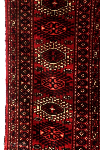 Ersari Tekke Turkmen, 275 x 203 Cm. 9.1 feet x 6.7 feet.
Dyrnak guls in the headings, Tekke guls in the main field with seconary Tchemsche guls. 
Great abrash. Good condition. No bleeding.  ...