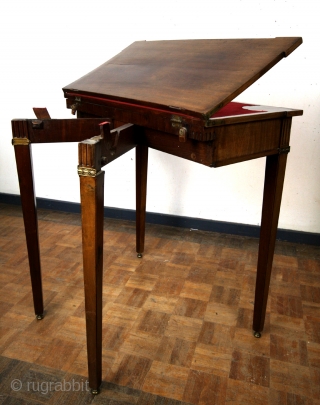 18th century playfull gaming table. 
Louis XVI, 1780 1795. 
Mahogany. 
All original. 
As a side table 35 Cm deep and 73 wide. 
Opened to play 70 x 73 Cm. High 77 Cm.  ...