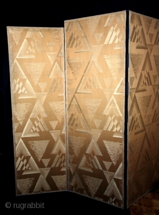 Fine ART DECO room devider, 1920, gold brocade. 
High 150 and 145 Cm. 
Panels wide 45 and 50 Cm. 
minimal damage, see last pix. 

Now on auction: https://veiling.catawiki.nl/veiling/favorites     