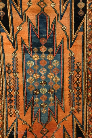 Mazleghan, Koerdish, 195 x 97 m. wool on cotton. Natural colors. 
Interesting and intriging figure, symbolizes fire, like some Caucasian carpets
from Karabach, fire is worsiped by the Zoroatians. 
Beatiful and magic wall  ...